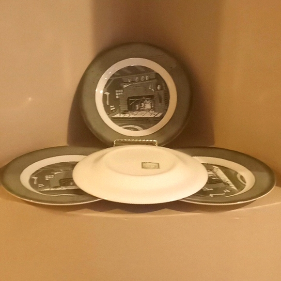 Vintage-Colonial Homestead by Royal Plate Bundle 4-10" Dinner Plates. - Picture 10 of 12
